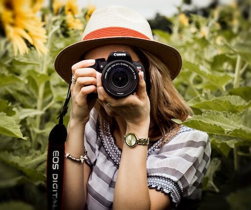ABC School Photographers offer an amazing digital mobile photo studio so they can come to you when it is time for your photo session.