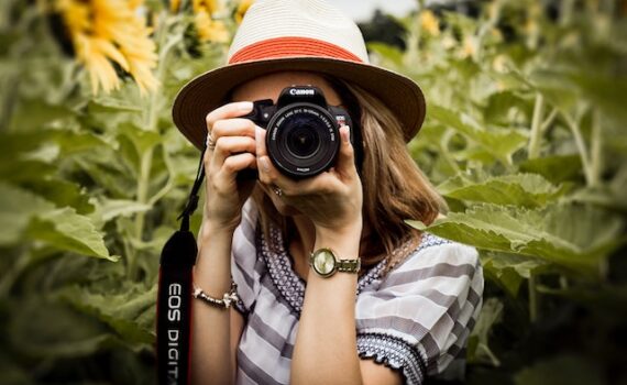 ABC School Photographers offer an amazing digital mobile photo studio so they can come to you when it is time for your photo session.